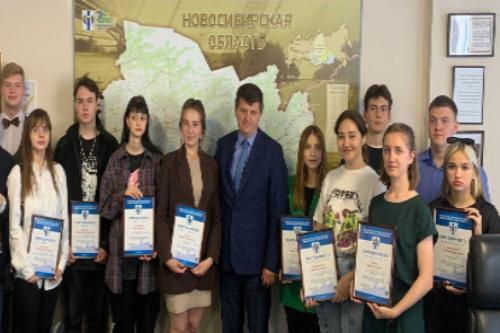 Министр строительства Алексей Колмаков наградил студентов-волонтеров из НГУАДИ