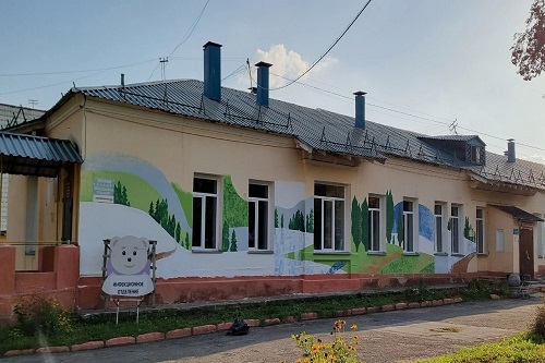 Студенты НГУАДИ раскрасили фасад Детской городской клинической больницы №1