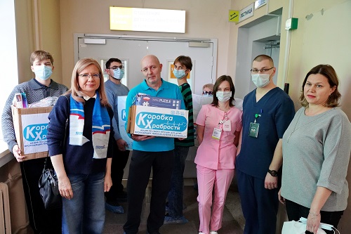 Ректор НГУАДИ Наталья Багрова вместе со студентами передали игрушки для маленьких пациентов